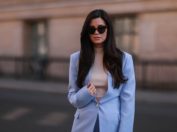 Frau trägt Blazer in violett mit Sonnenbrille | © Getty Images/Jeremy Moeller 