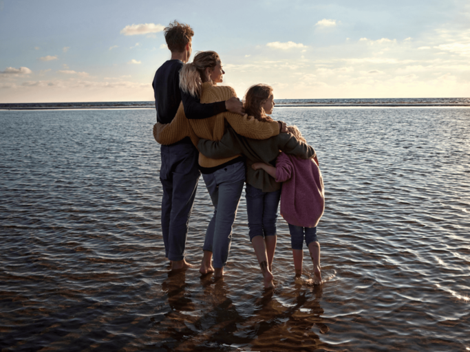 Familie am Meer | © Getty Images/Oliver Rossi