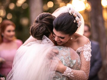 Braut umarmt glücklich eine Freundin | © Getty Images/FG Trade