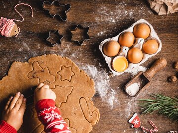 Kind beim Plätzchen ausstechen | © Getty Images/alvarez