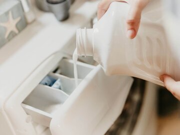 Waschmittel wird in Waschmaschine gefüllt | © Getty Images/SimonSkafar