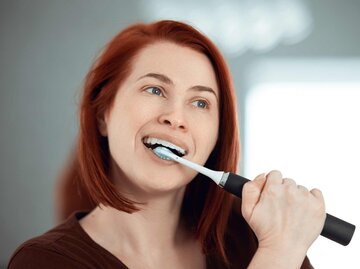Frau putzt sich die Zähne | © Getty Images/stock_colors
