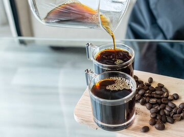 Frisch aufgebrühter Kaffee wird auf zwei Glastassen aufgeteilt. | © Getty Images / Boy_Anupong