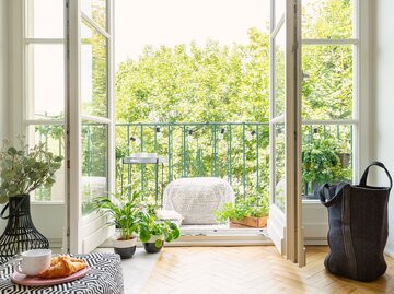 Blick auf einen schönen Balkon | © GettyImages/KatarzynaBialasiewicz