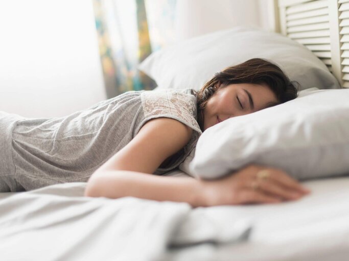 Frau schläft in Bett | © Getty Images/Tetra Images