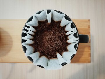 Kaffeefilter mit Kaffeepulver darin | © Getty Images/Tichakorn Malihorm / EyeEm