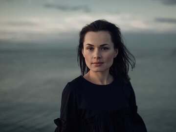 Frau ohne Emotionen draußen | © Getty Images/Igor Ustynskyy