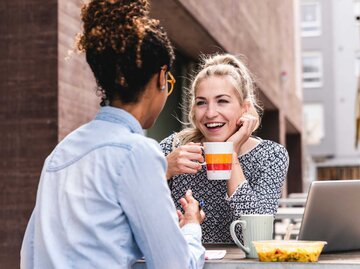 Zwei Frauen unterhalten sie bei Kaffee | © Getty Images/Westend61