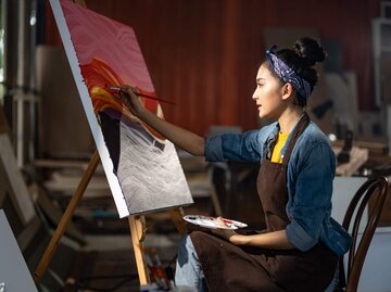 Person beim Malen an Leinwand | © Getty Images/Yingyai Pumiwatana