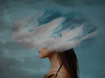 Frau mit Nebel über dem Kopf | © Adobe Stock/Julia