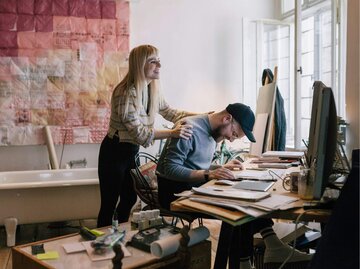 Person klopft anderer von hinten auf die Schulter | © Getty Images/Willie B. Thomas