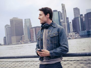 Junger Mann steht vor der New Yorker Skyline | © Getty Images/The Good Brigade