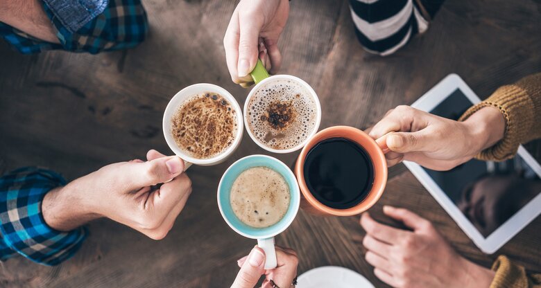 Freunde stoßen mit verschiedenen Kaffeesorten an | © AdobeStock/sebra