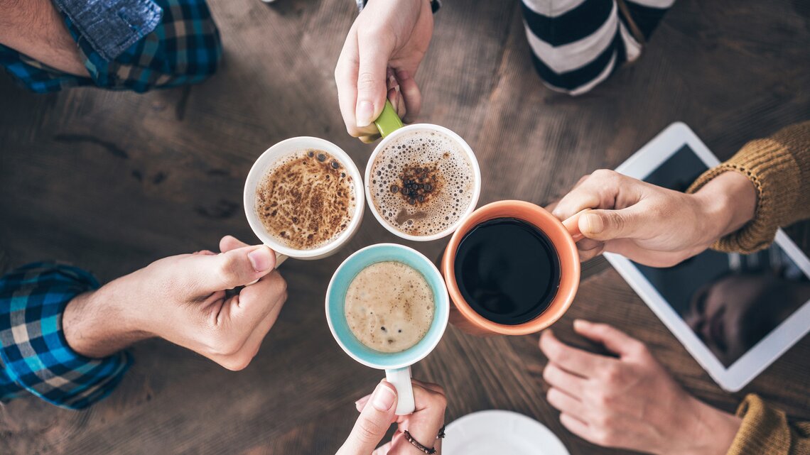 Freunde stoßen mit verschiedenen Kaffeesorten an | © AdobeStock/sebra