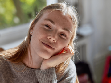 Lächelnde. blonde Frau | © Getty Images/Oliver Rossi