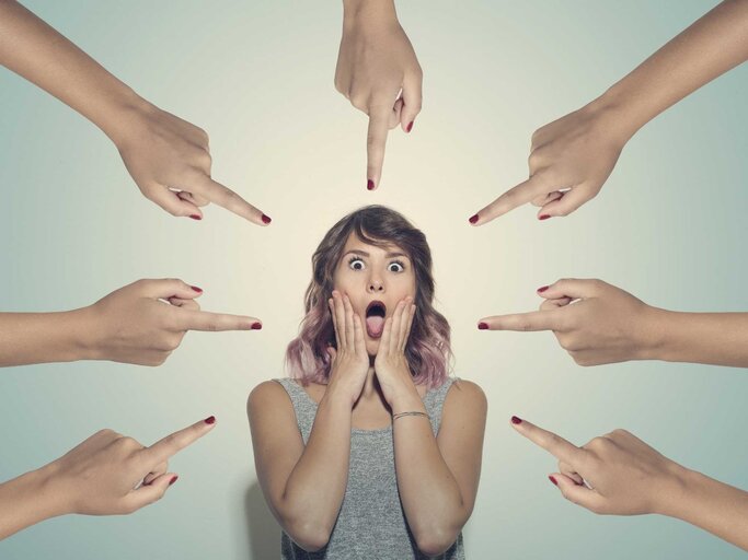 Finger zeigen auf erschrockene Frau | © Getty Images/Francesco Carta fotografo
