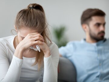 Frau traurig nach Streit mit Mann | © Shutterstock/fizkes