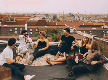 Party auf Dachterrasse | © Getty Images/Maskot