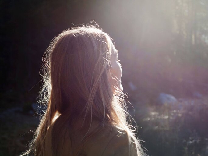 Frau schaut ins Sonnenlicht | © Getty Images/Kathrin Ziegler