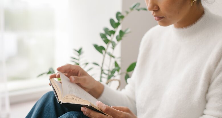 Frau liest ein Buch | © Getty Images/Alexandr Kolesnikov