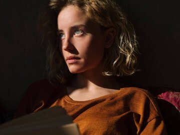Blonde Frau schaut ins Licht | © Getty Images/Westend61