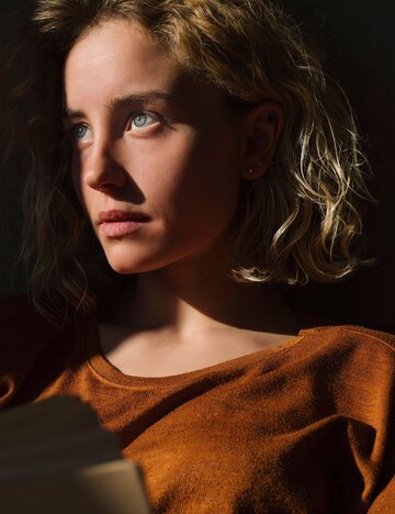 Blonde Frau schaut ins Licht | © Getty Images/Westend61