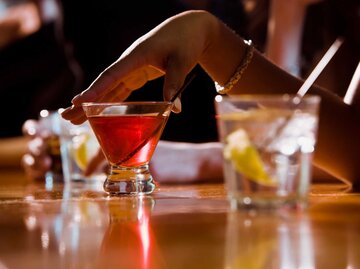 Frau mit Drink in einem Club | © Getty Images/John Fedele