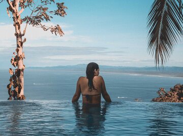 Frau im Infinitypool. | © Unsplash / Maximilien T'Scharner