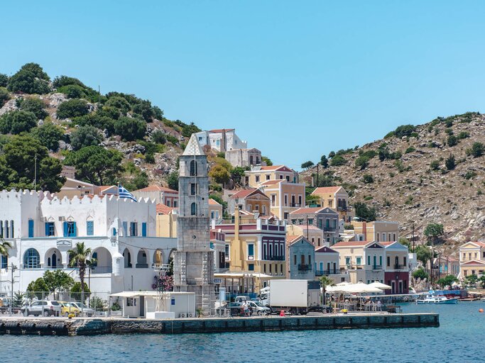 Blick auf den Hafen von Symi-Stadt | © Getty Images/Gabriel Mello