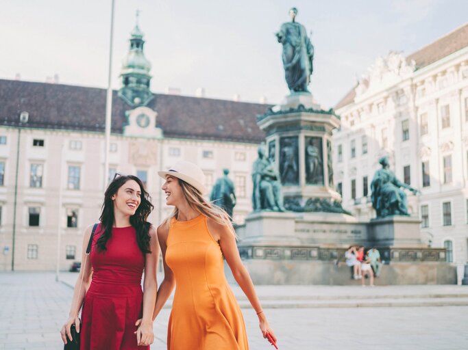 Zwei junge Frauen bummeln doch Wien | © Getty Images/martin-dm