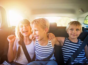 Kinder haben Spaß im Auto | © Getty Images/Imgorthand