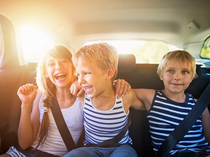 Kinder haben Spaß im Auto | © Getty Images/Imgorthand
