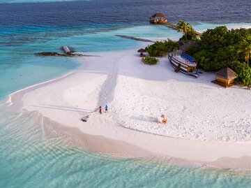 Paar im Honeymoon auf Insel | © Getty Images/Matteo Colombo