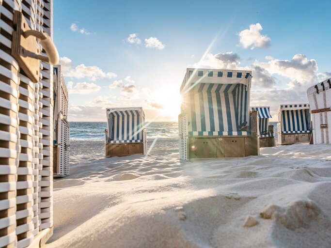 Strandkörbe am Strand von Sylt | © Getty Images/Tina Terras & Michael Walter