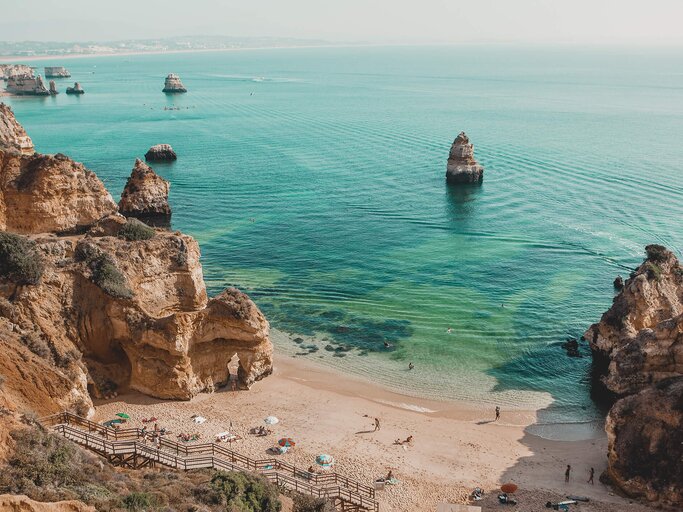 Strand an der Algarve in Portugal | © Getty Images/Carol Yepes