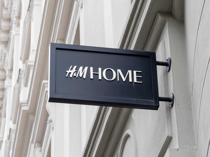 H&M Home Shop Logo | © Adobe Stock/JHVEPhoto