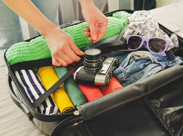 Koffer packen Urlaub | © Getty Images/Kinga Krzeminska