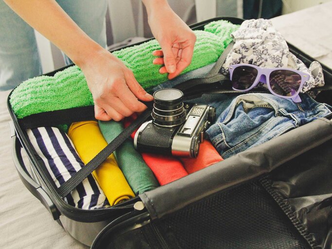 Koffer packen Urlaub | © Getty Images/Kinga Krzeminska