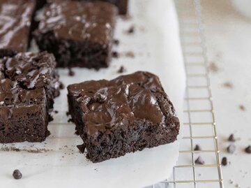 Schokokuchen angeschnitten auf einem Blech mit Schokoglasur | © Getty Images/Cavan Images