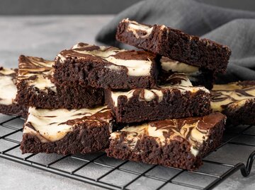 Käsekuchen-Brownies | © Getty Images/IRYNA TATSKOVA