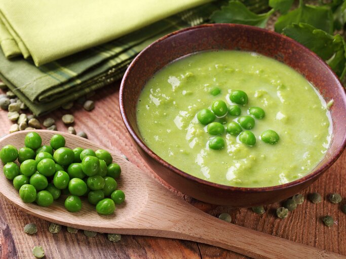 Cremig, würzig mit viel Gemüse: Rezept für holländische Erbsensuppe