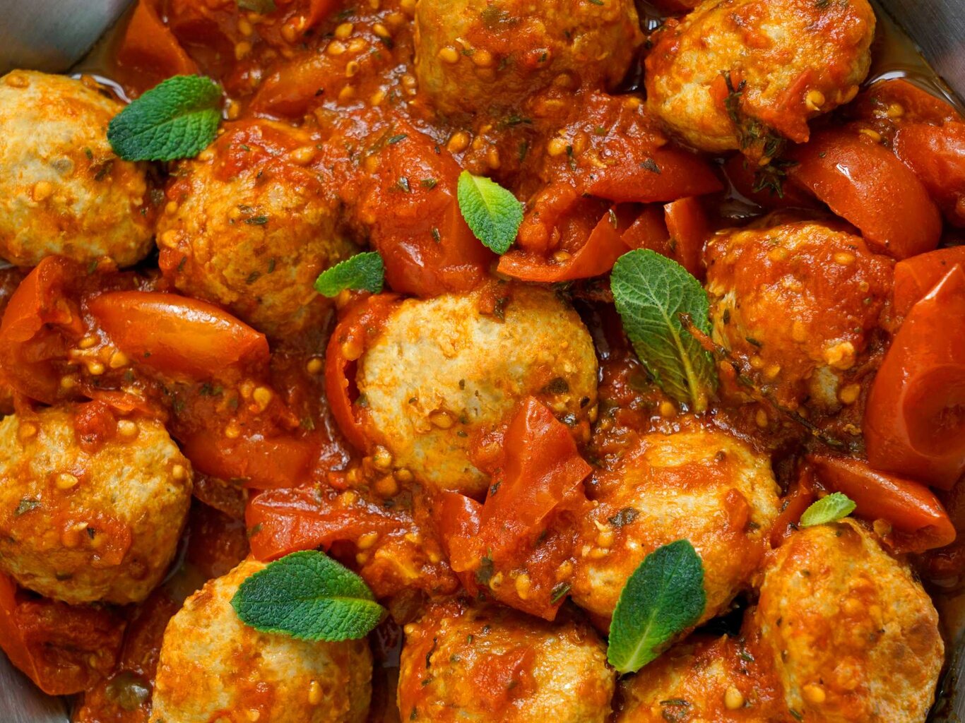 Würzig und deftig: Mini-Frikadellen mit Currysoße