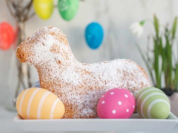 Osterlamm mit kleinen Ostereiern | © Getty Images/A_Lein