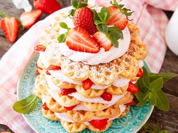 Torte aus Waffeln, Creme und Erdbeeren | © Getty Images/picalotta