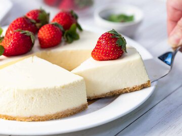 Philadelphia Torte mit frischen Erdbeeren | © Getty Images/yumehana