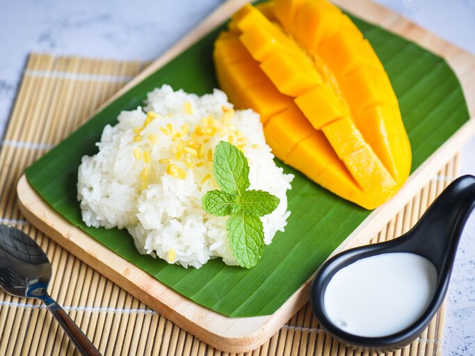 Thailändischer Sticky Rice mit Mango & Kokossoße | © Getty Images/panida wijitpanya