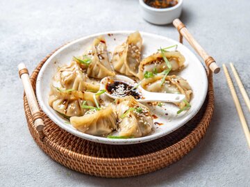 Chinesische Teigtaschen auf einem Teller | © getty/Larisa Blinova