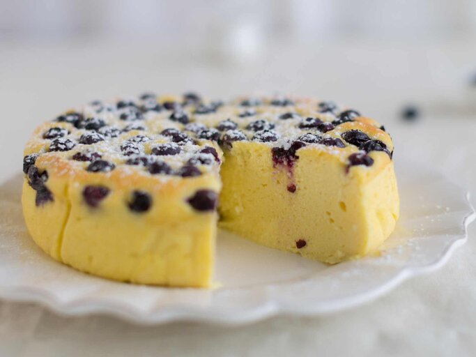 Griechischer-Joghurt-Kuchen mit Blaubeeren | © Getty Images/ingwervanille