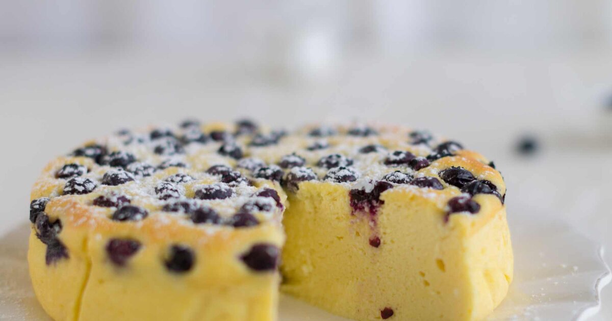 Blitzrezept: Saftiger Griechischer-Joghurt-Kuchen mit Blaubeeren