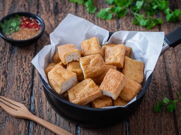 Knusprig gebackener Tofu in einer schwarzen Schüssel | © Getty Images/Amarita